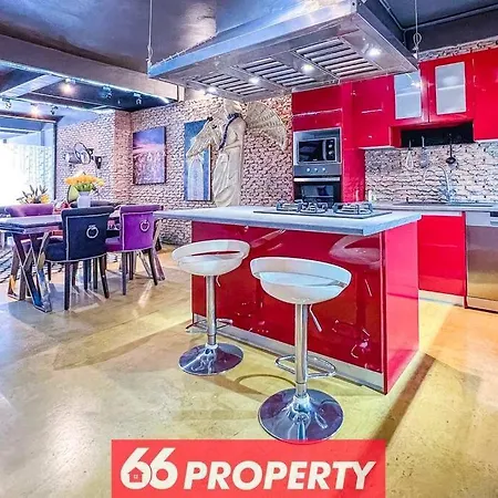 Chic Townhouse In Old City